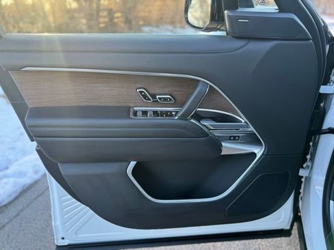 Certified 2025 Land Rover Range Rover SE AWD/4WD image 9