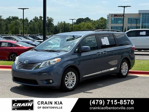 Used 2017 Toyota Sienna XLE w/ XLE Navigation Package FWD image 3