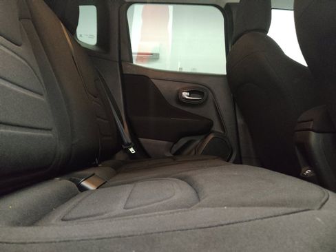 Used 2021 Jeep Renegade Latitude FWD image 19