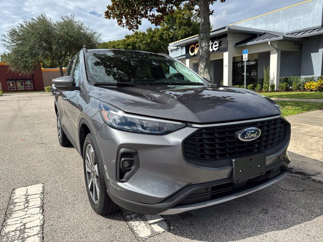 Used 2025 Ford Escape Platinum AWD/4WD image 2
