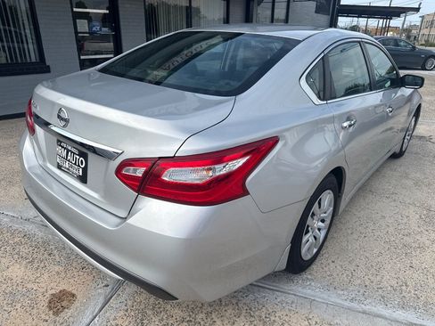 Used 2017 Nissan Altima 2.5 S w/ Power Driver Seat Package FWD image 4