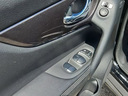 Used 2019 Nissan Rogue SV w/ Premium Package AWD/4WD image 19