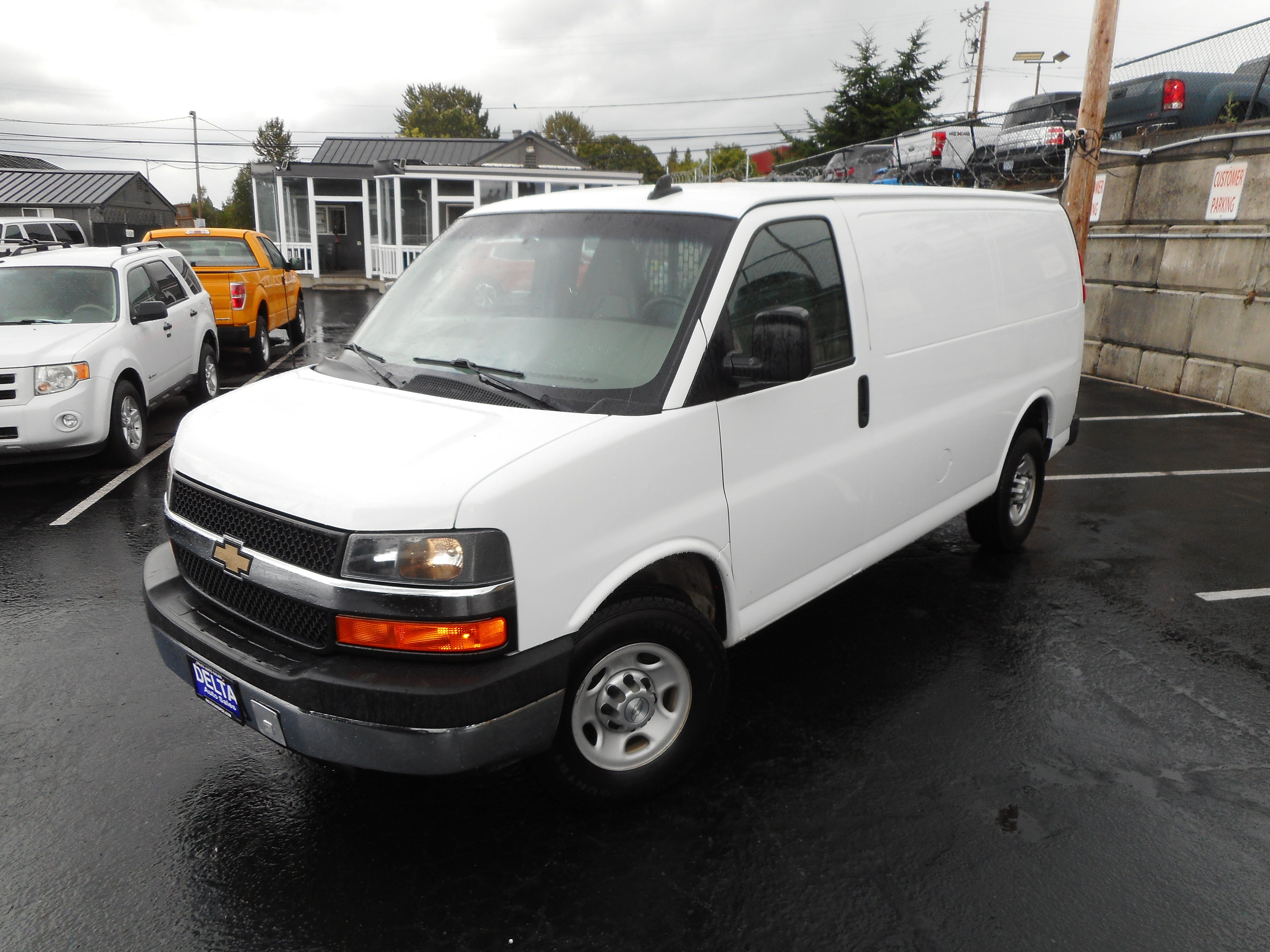 Used 2016 Chevrolet Express 2500 RWD image 4