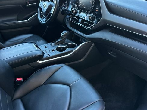 Used 2022 Toyota Highlander XLE image 17