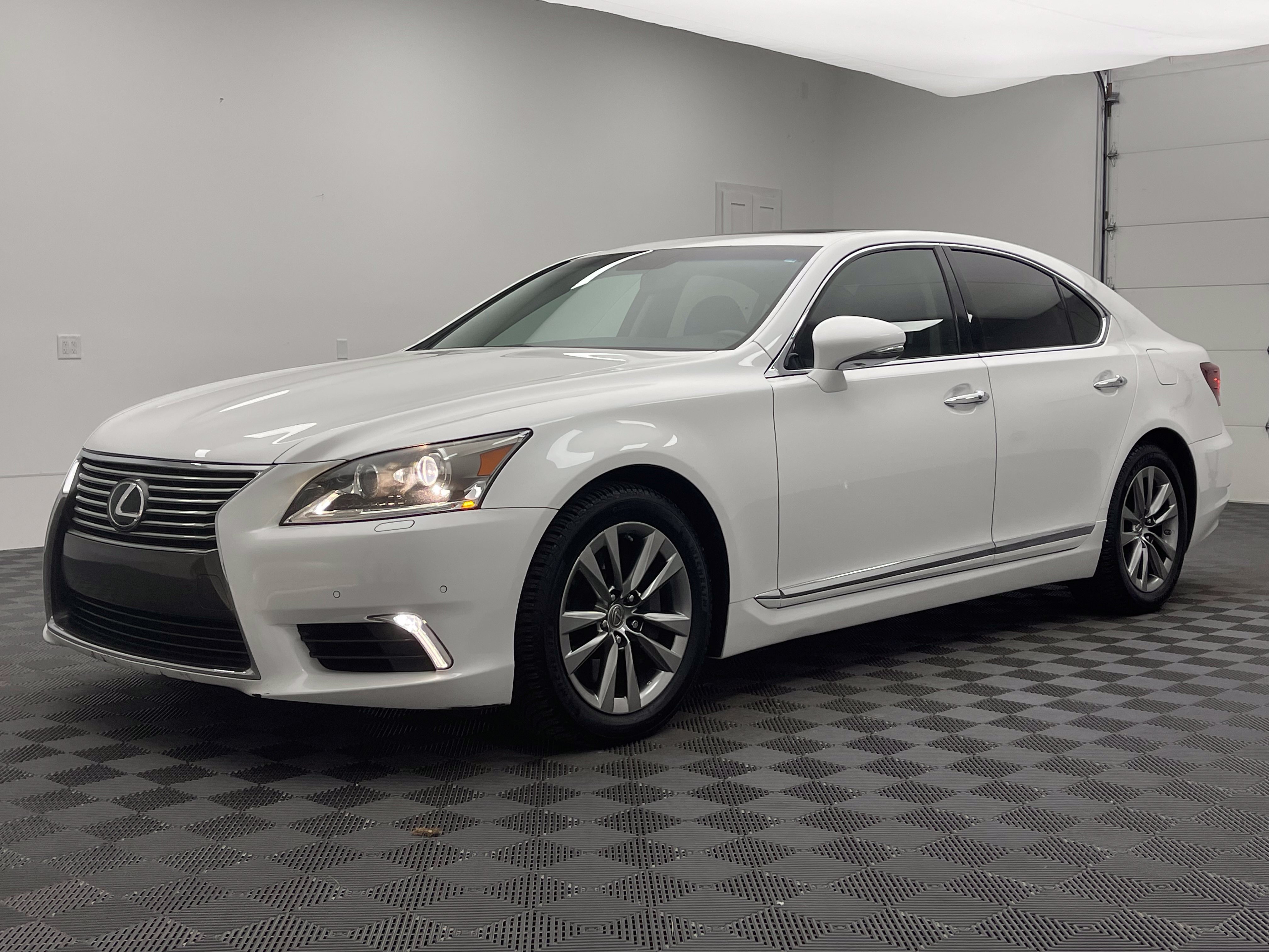Used 2013 Lexus LS 460 AWD w/ Comfort Pkg image 2