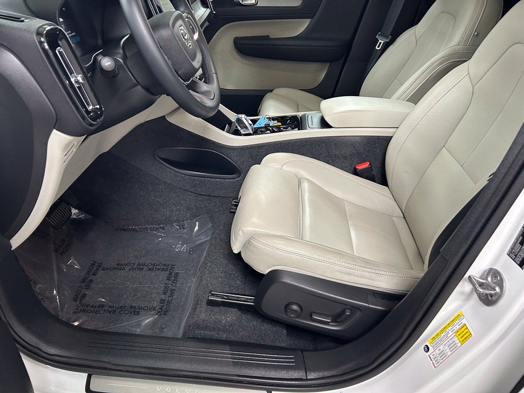 Used 2025 Volvo XC40 B5 Plus AWD/4WD image 12