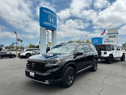 Used 2025 Honda Pilot TrailSport image 2