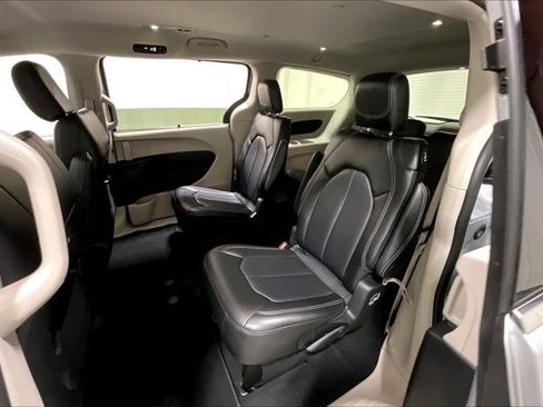 Used 2024 Chrysler Pacifica Touring-L FWD image 26