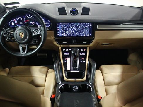 Used 2022 Porsche Cayenne Turbo image 4