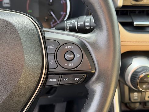 Used 2020 Toyota RAV4 Limited image 19