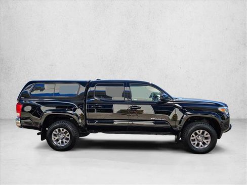Used 2017 Toyota Tacoma SR5 RWD image 4