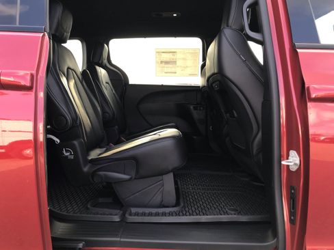 New 2025 Chrysler Pacifica Select w/ Fav Edition Package image 16