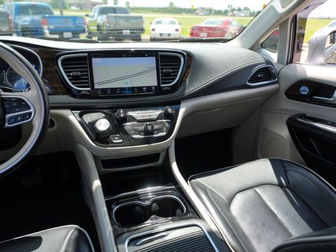 Used 2021 Chrysler Pacifica Limited AWD/4WD image 19
