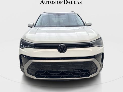 Used 2025 Volkswagen Taos SE w/ Panoramic Sunroof Package FWD image 3