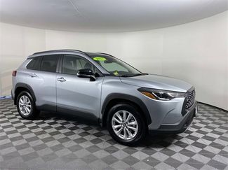 Used 2025 Toyota Corolla Cross LE video 1