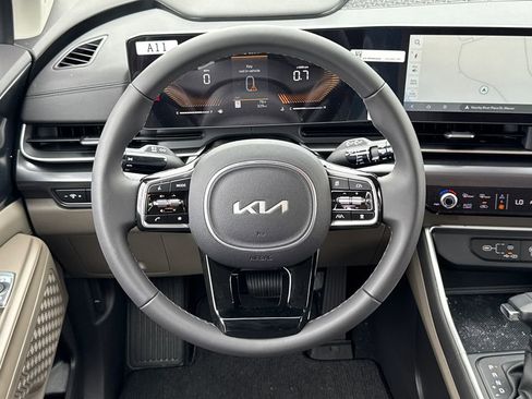Used 2025 Kia Carnival FWD image 21