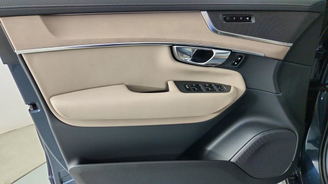 New 2026 Volvo XC90 T8 Plus w/ Protection Package AWD/4WD image 9