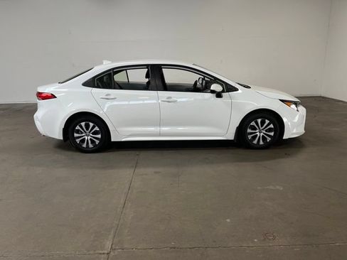Used 2022 Toyota Corolla LE FWD image 2
