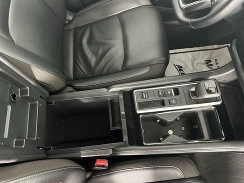 Used 2025 Nissan Pathfinder SL FWD image 29