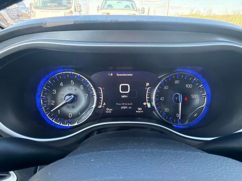 Used 2025 Chrysler Pacifica Select FWD image 19