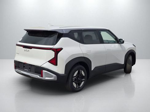 New 2027 Kia Seltos LX FWD image 4