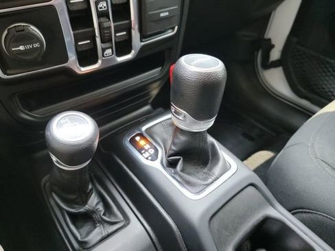 Used 2020 Jeep Gladiator Sport image 24