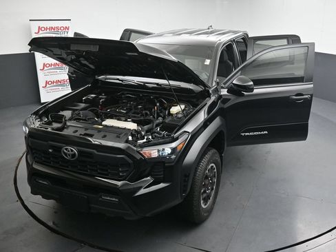 Used 2024 Toyota Tacoma TRD Off-Road AWD/4WD image 40
