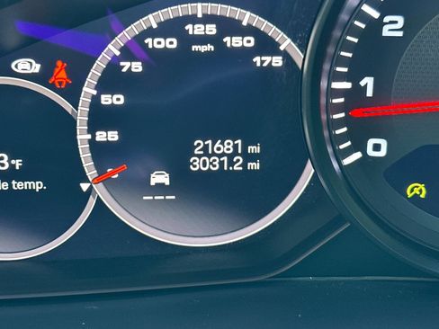 Used 2023 Porsche Cayenne Platinum Edition image 26