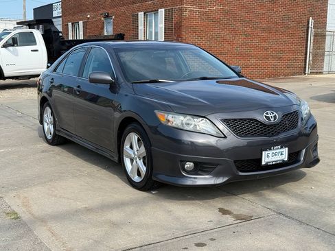 Used 2011 Toyota Camry SE w/ SE Extra-Value Pkg #1 FWD image 3