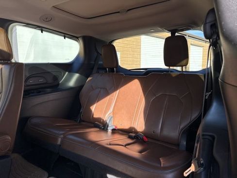 Used 2017 Chrysler Pacifica Limited image 14