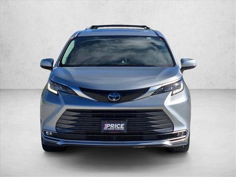 Used 2023 Toyota Sienna Limited FWD image 2