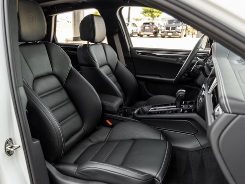 New 2026 Porsche Macan Turbo image 47