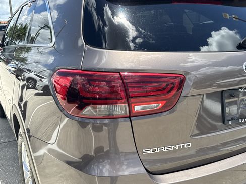 Used 2019 Kia Sorento FWD image 10
