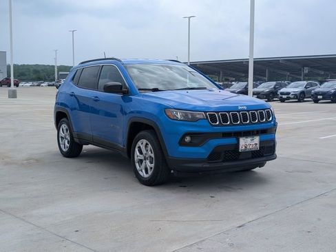 Used 2025 Jeep Compass Latitude AWD/4WD image 7