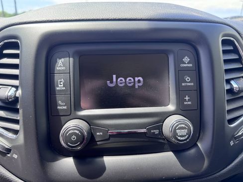 Used 2018 Jeep Compass Latitude w/ Cold Weather Group AWD/4WD image 24
