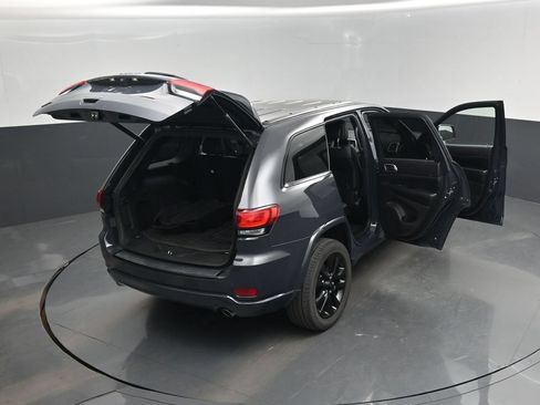 Used 2018 Jeep Grand Cherokee Altitude AWD/4WD image 29