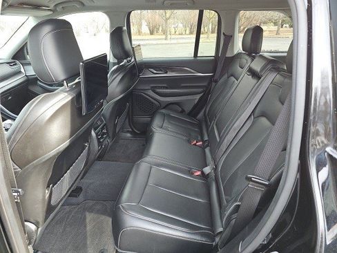 Used 2023 Jeep Grand Cherokee Limited w/ Luxury Tech Group II image 18