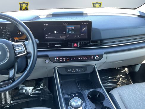 Used 2025 Kia Carnival EX FWD image 13