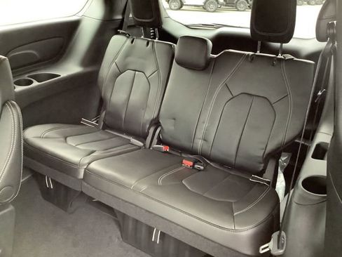New 2026 Chrysler Pacifica Select image 11