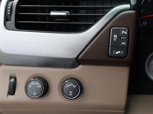 Used 2017 Chevrolet Suburban LT image 16