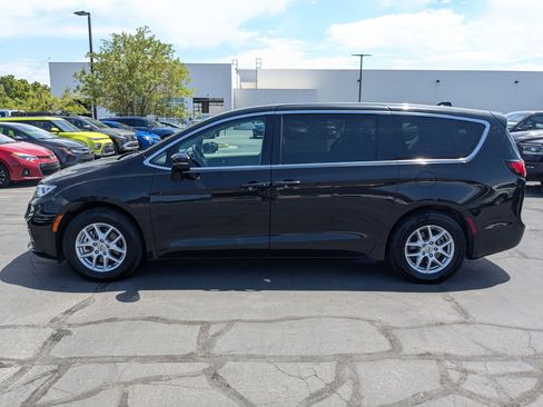 Used 2023 Chrysler Pacifica Touring-L FWD image 10
