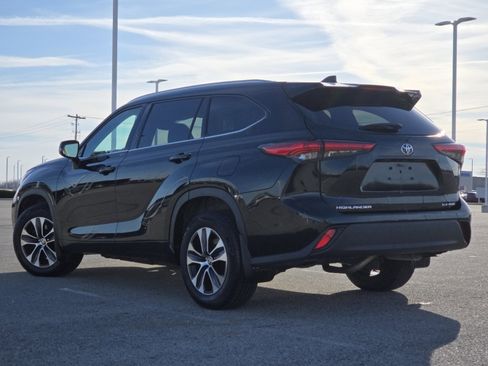 Used 2021 Toyota Highlander XLE image 14