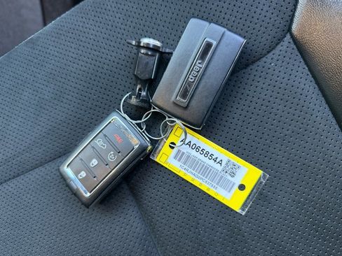 Used 2023 Jeep Grand Cherokee Altitude image 16