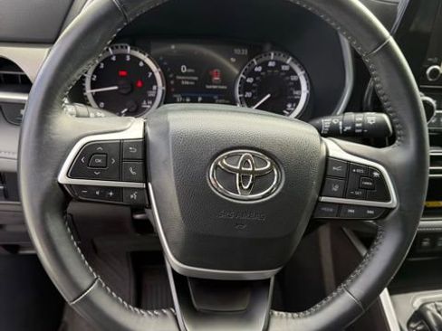 Used 2023 Toyota Highlander XLE image 18