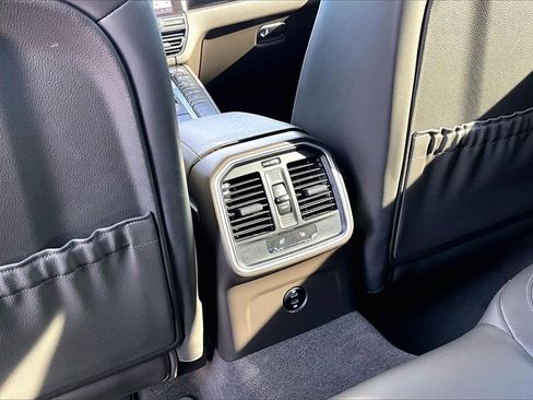 Used 2021 Porsche Macan image 33