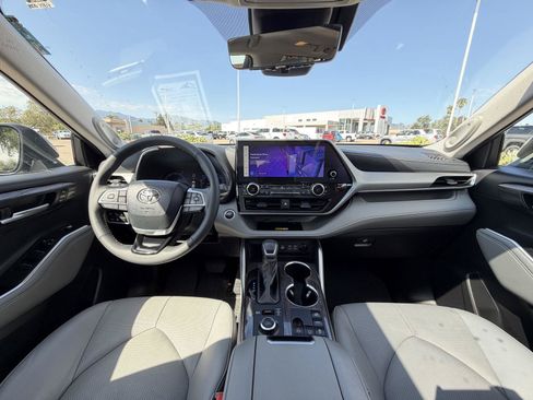 Used 2024 Toyota Highlander Platinum AWD/4WD image 25