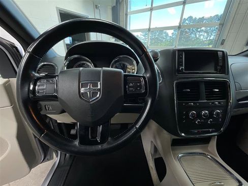Used 2019 Dodge Grand Caravan SXT image 14