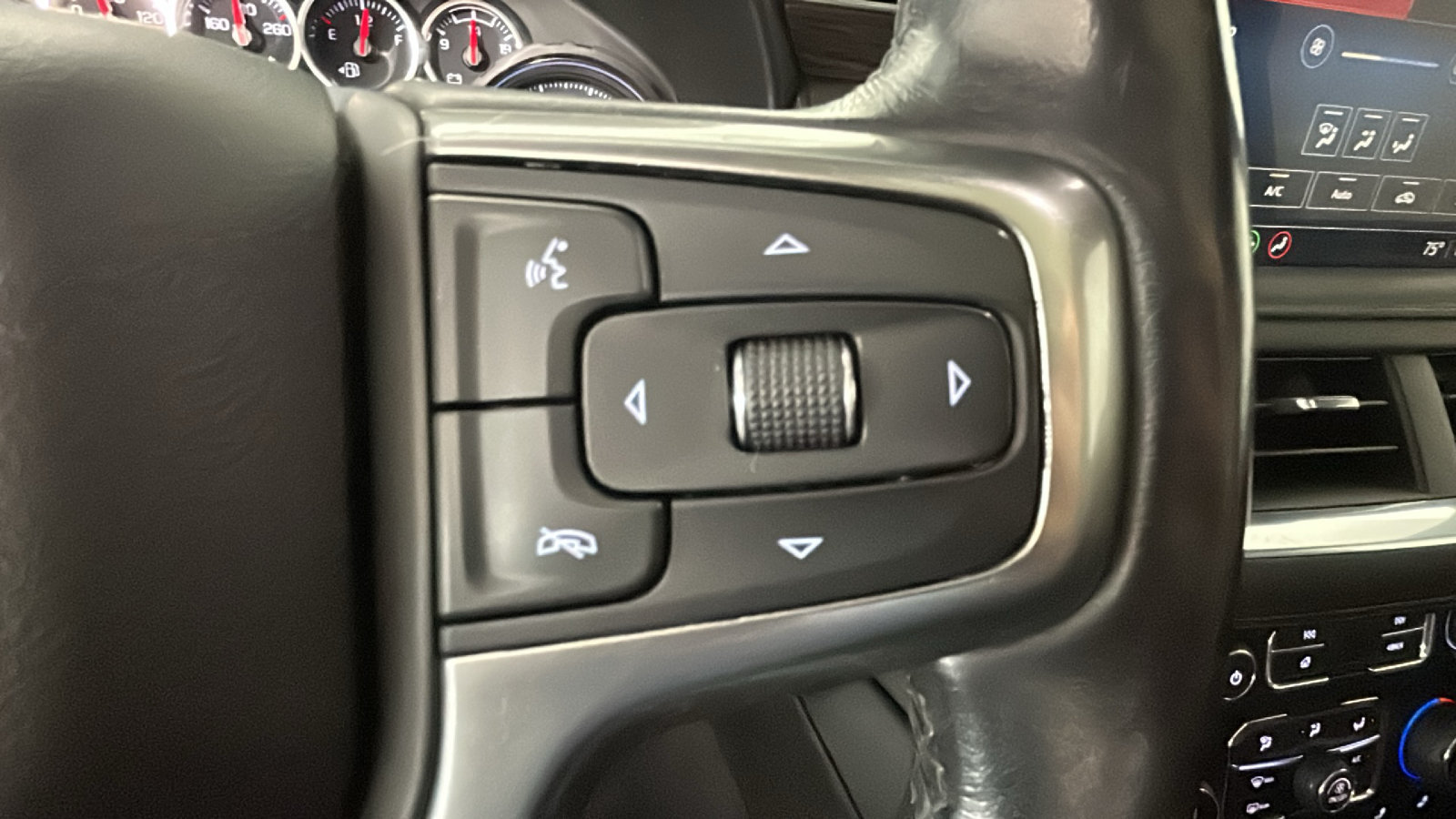 Used 2021 Chevrolet Suburban LT w/ LT Signature Package AWD/4WD image 21