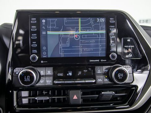 Used 2021 Toyota Highlander XLE FWD image 34