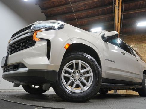 Used 2021 Chevrolet Suburban 4WD image 3